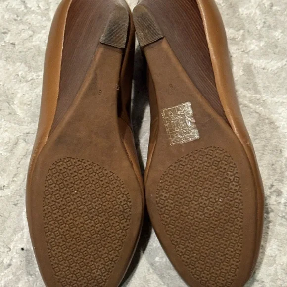 Tory Burch Tan Leather Wedges with Gold Logo Size 6 - Picture 5 of 6